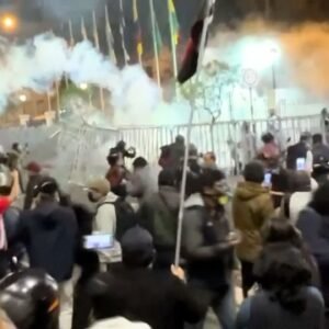 Protestujúci sa stretli s políciou pri pokuse dostať sa k peruánskemu Národnému ...