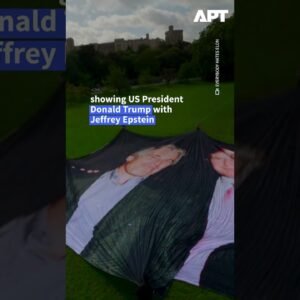 Protestujúci vztýčili obrovský transparent s Trumpom a Epsteinom počas štátnej v...