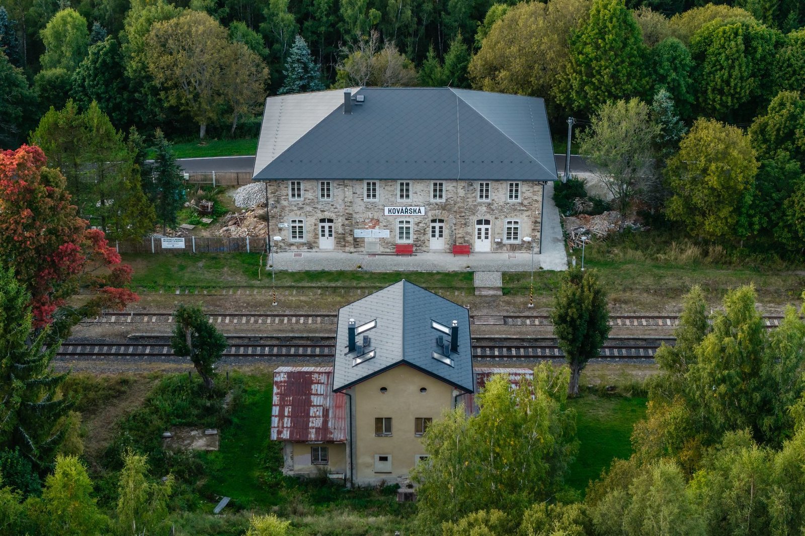 Ruina, u níž si klepali na čelo. Spolek nadšenců zachraňuje v Krušných horách nádraží
