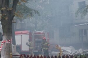 Rusi cielene útočia dronmi na civilistov na Ukrajine.
