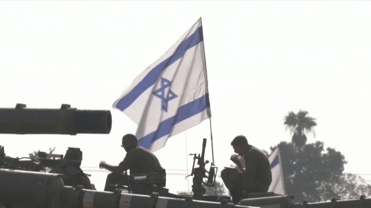 Izrael povoláva ďalších desaťtisíce vojakov.