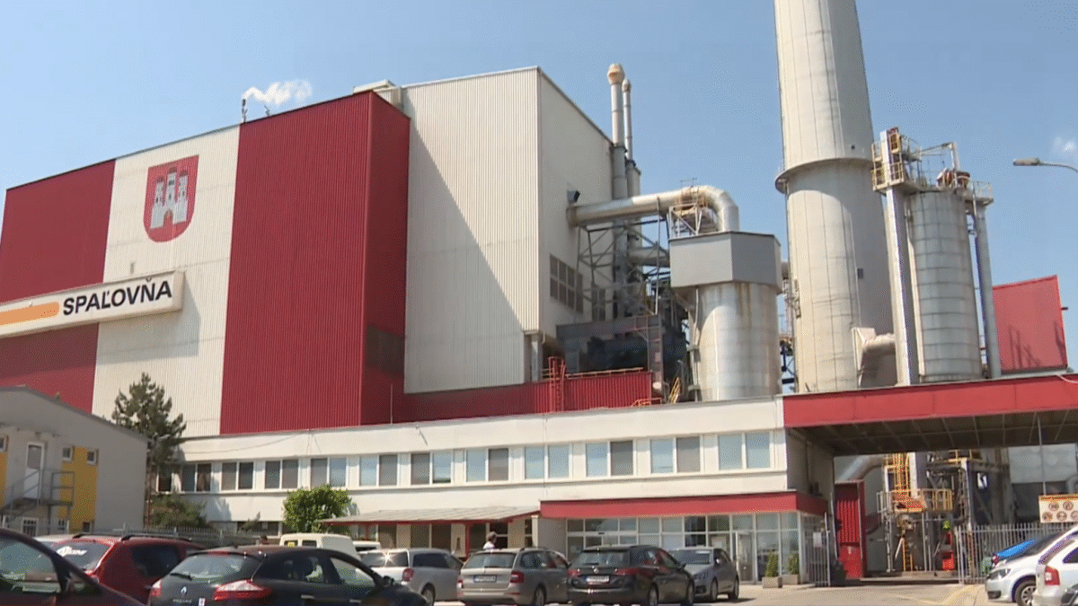 Slovnaft v Bratislave upravil plány pripravovanej spaľovne odpadu.