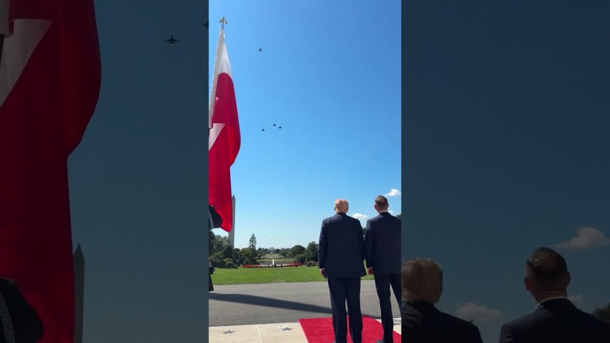 Stíhačky F-16 a F-35 prelietavajú nad Bielym domom pred stretnutím prezidenta USA s prezidentom Poľska.