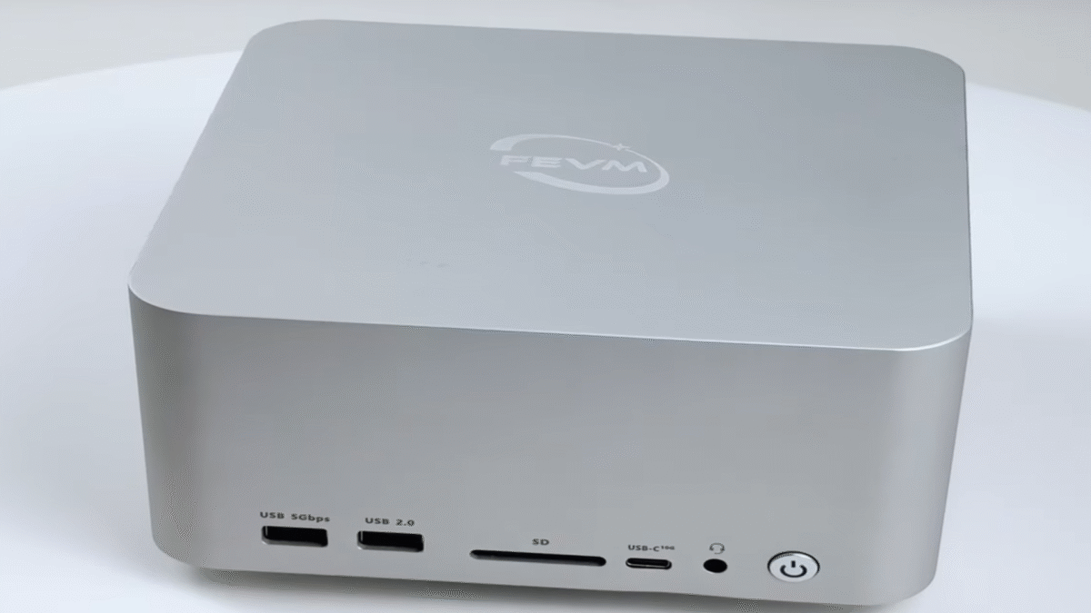 Súhra Ryzen 9800X3D a Pro RTX 5000 v mini PC ohromuje