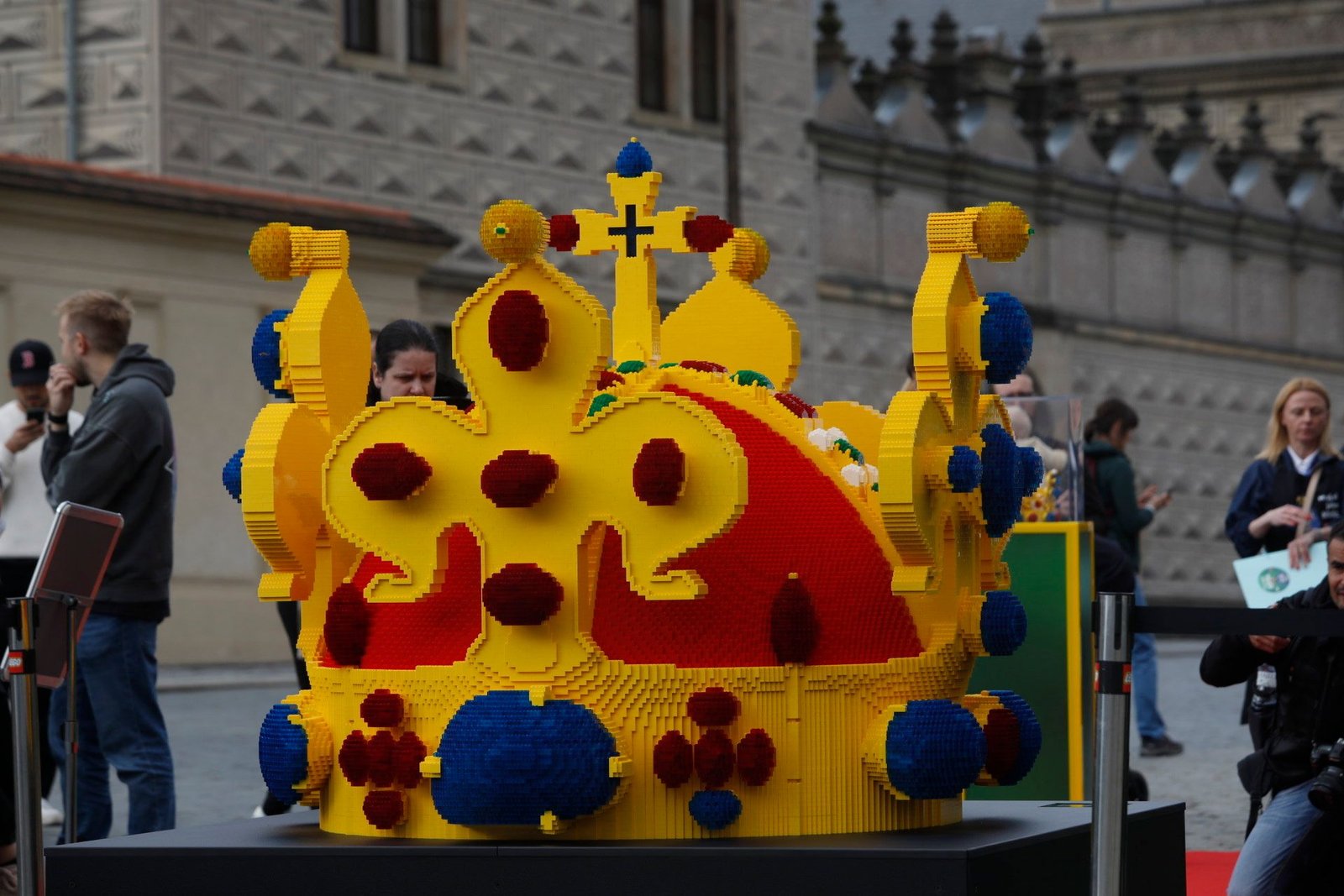 Světový unikát v Česku. Svatováclavská koruna z lego kostiček zdobí pražské Hradčany