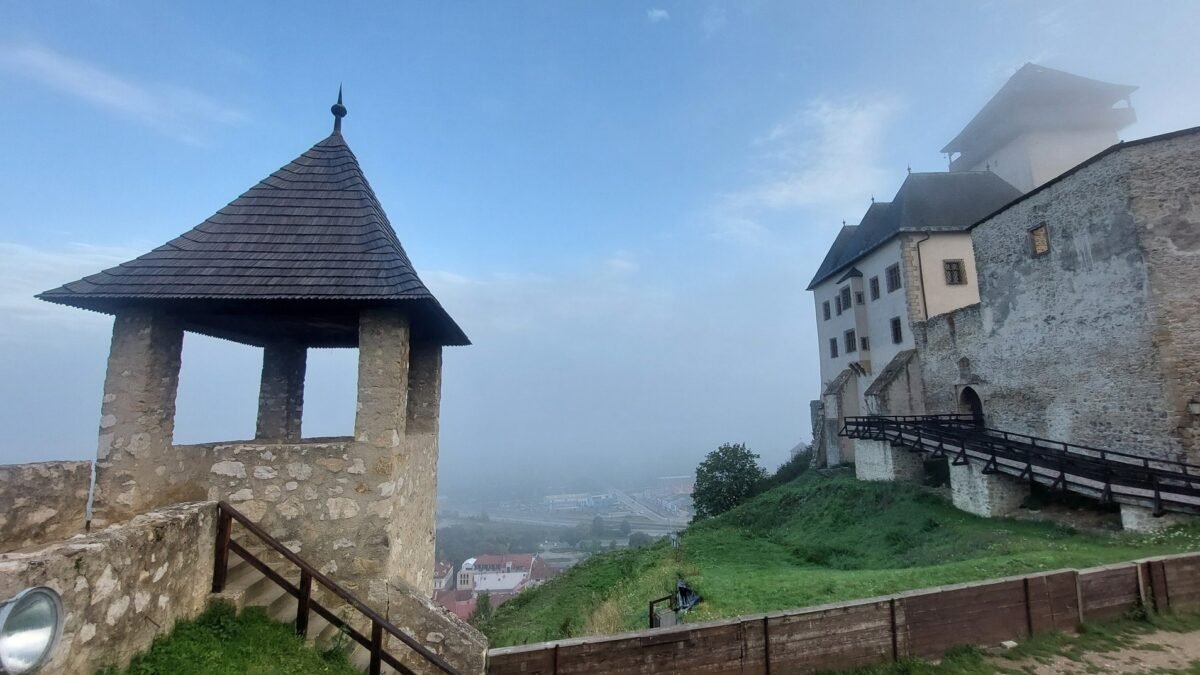 Trenčiansky hrad: Trenčiansky hrad v rannom opare jesenných dní má neopakovateľnú atmosféru. Tajomné siluety veží sa vynárajú z hmly a pripomínajú dávne príbehy, ktoré sa na tomto mieste odohrali. Kto už zažil takýto p