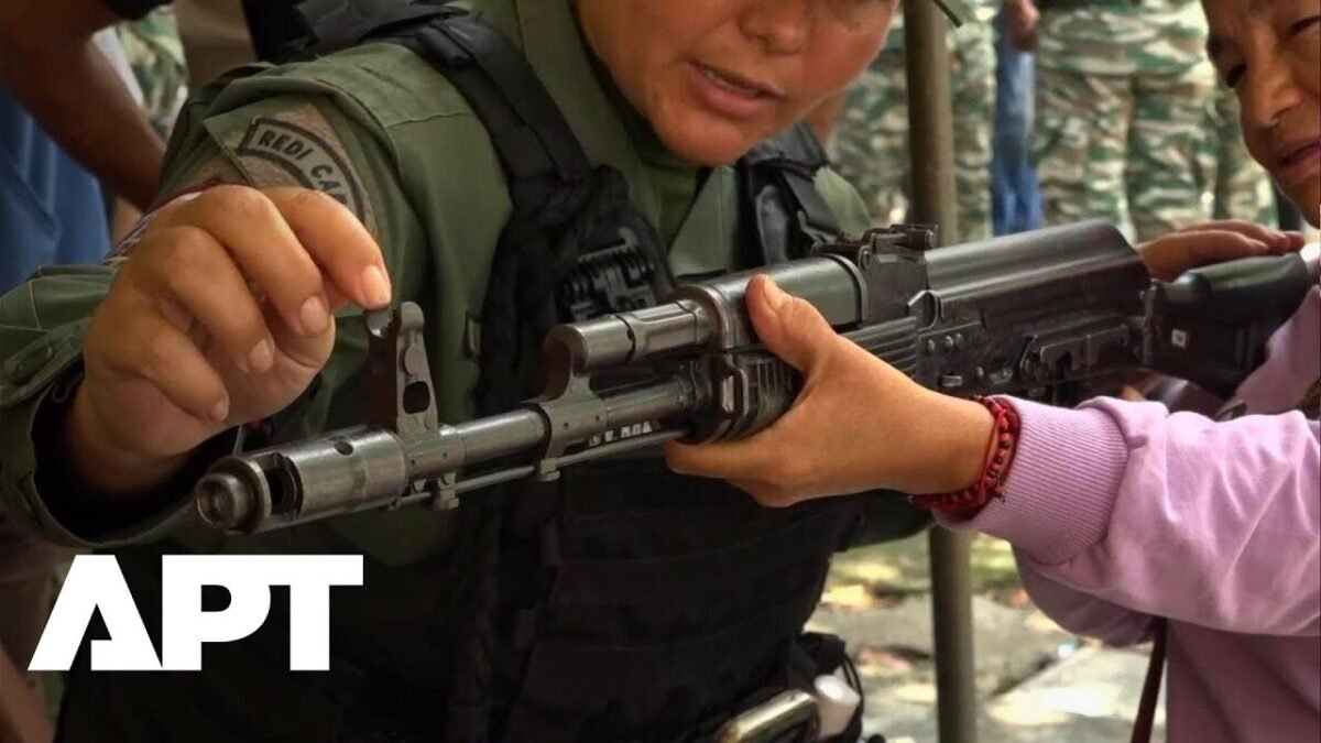 Venezuelská armáda cvičí civilistov tvárou v tvár rastúcemu tlaku USA. Venezuelská armáda cvičí civilistov tvárou v tvár rastúcemu tlaku USA.