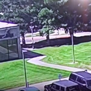 Video ukazuje podozrivého utekajúceho z miesta činu po streľbe na Charlieho Kirk...