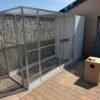 Voliera s dibondovym domčekom 4x1x2m. Potiahnutá pletivom esafort s okom 19x19mm...