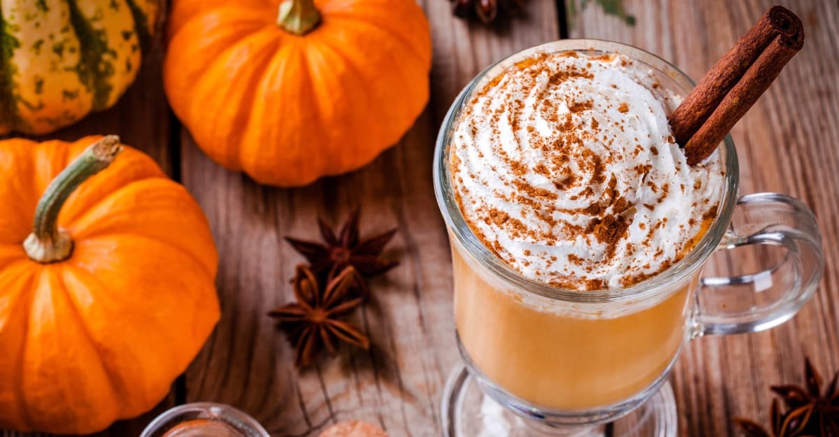Dělá se Pumpkin Spice Latte ze skutečných dýní? Známe všechny „tajemné“ přísady