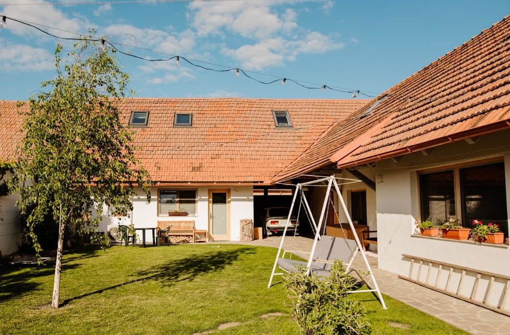 Z Austrálie zakoupili dům, který nikdy neviděli. Dnes mají v Přibicích těžkou pohodu