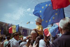 Európa oslavuje proeurópske víťazstvo Moldavska vo voľbách.