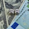 Dolár stabilný po PCE inflácii, euro nachádza podporu v prieskume ECB.