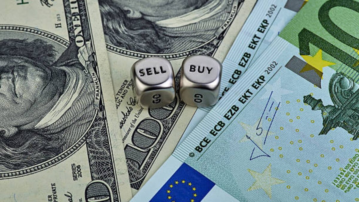 Dolár stabilný po PCE inflácii, euro nachádza podporu v prieskume ECB.