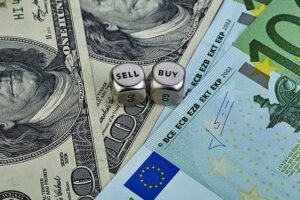 Dolár stabilný po PCE inflácii, euro nachádza podporu v prieskume ECB.