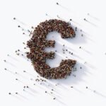 Euro vedie, ale francúzska politika brzdí zisky, dolár zmiešaný.