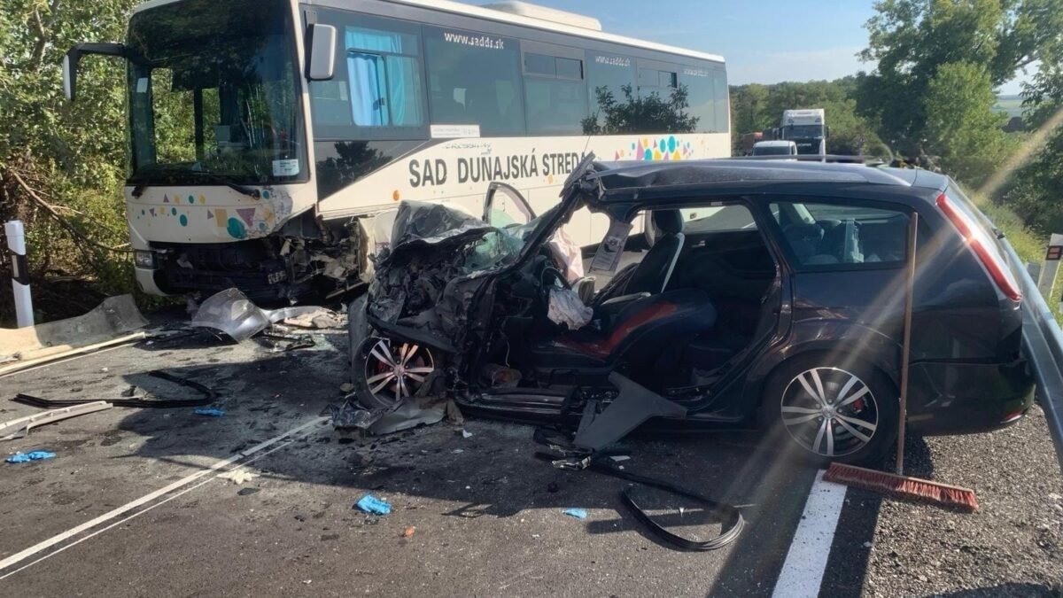 Na západe Slovenska sa zrazil autobus s osobným autom.