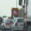 Výstavba protihlukovej steny na diaľnici D2 komplikuje dopravu.