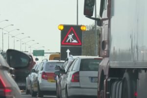 Výstavba protihlukovej steny na diaľnici D2 komplikuje dopravu.