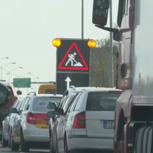 Výstavba protihlukovej steny na diaľnici D2 komplikuje dopravu.