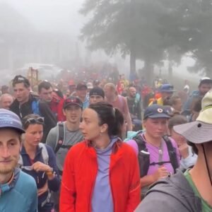 Stovky ľudí prišli do Tatier podporiť vysokohorských chatárov.