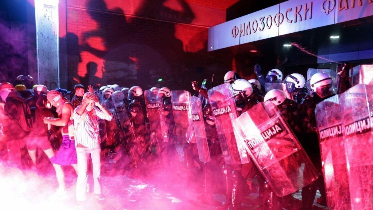 Pri protestoch v Srbsku sa zranilo najmenej 13 policajtov.