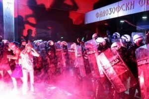 Pri protestoch v Srbsku sa zranilo najmenej 13 policajtov.