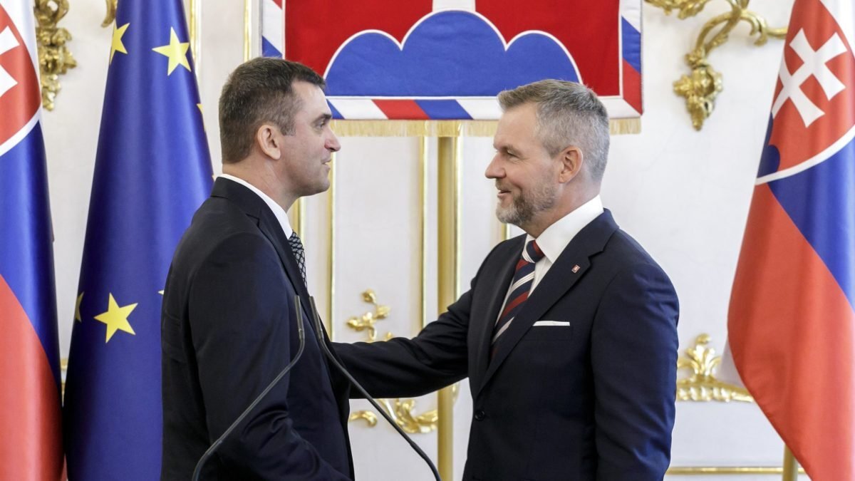 Opozícia kritizuje stretnutie prezidenta so šéfom SAV.
SNS reagovala na stretnutie prezidenta so šéfom SAV kriticky.