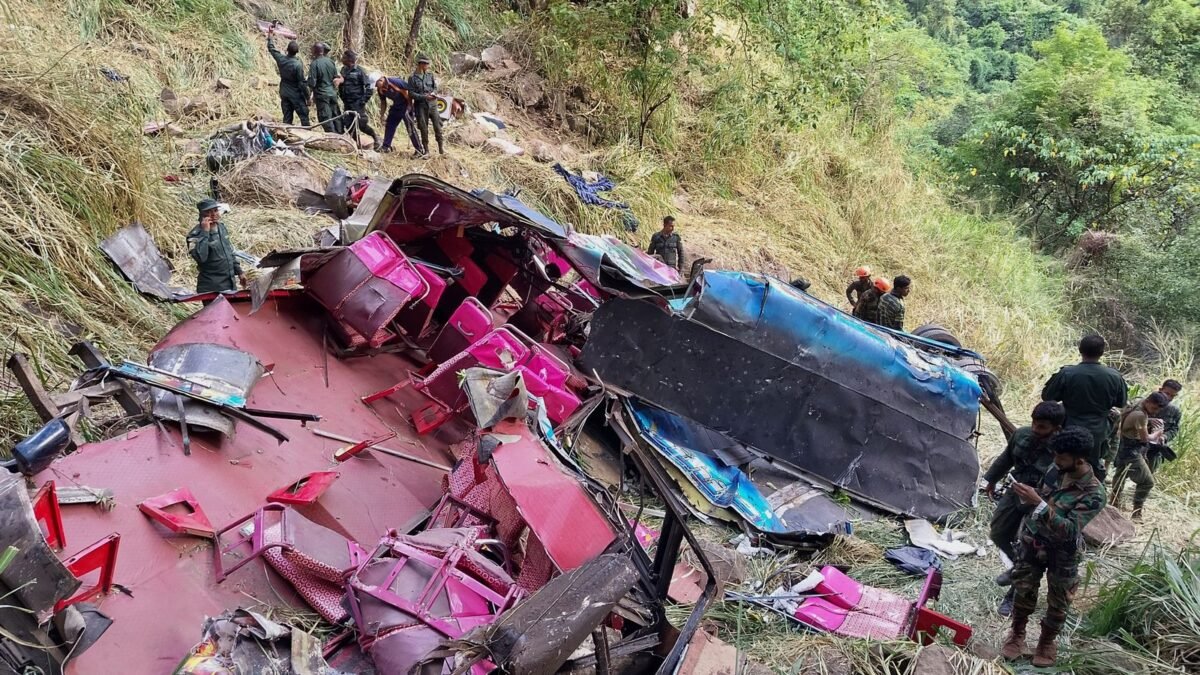 Srí Lanka: Pätnásť ľudí zomrelo po tom, čo sa autobus zrútil z 300-metrového útesu