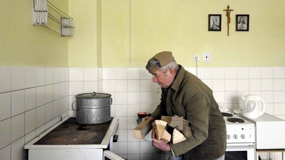20120207_LED06_RS223290755868-scaled-e1759854058799.jpg Domácnosti, ktoré kúria drevom, by sa mohli dočkať pomoci.