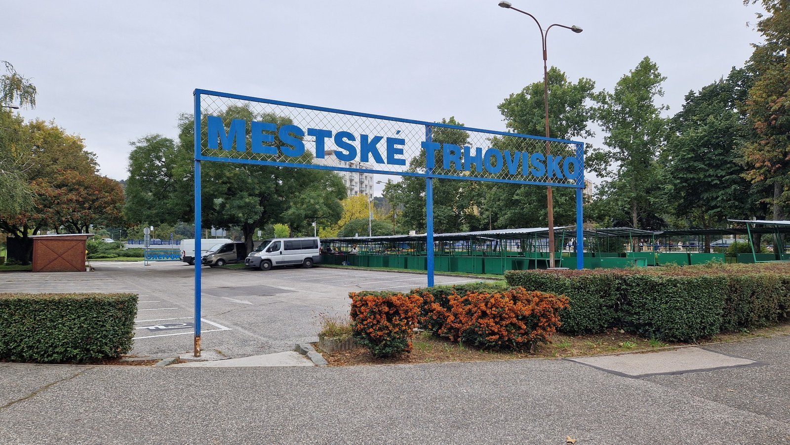 Mesto Piešťany: V časti parkoviska na Nálepkovej ulici, ktorá bola určená len pre predajcov sa zmenil režim.
