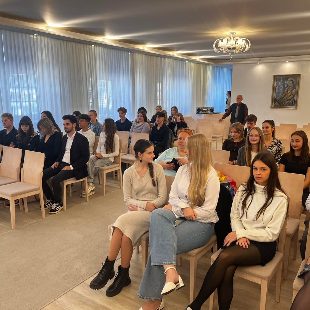 Mesto Prievidza: NOVÍ ČLENOVIA RADY MLADÝCH MESTA PRIEVIDZA SI PREVZALI SVOJE DEKRÉTY