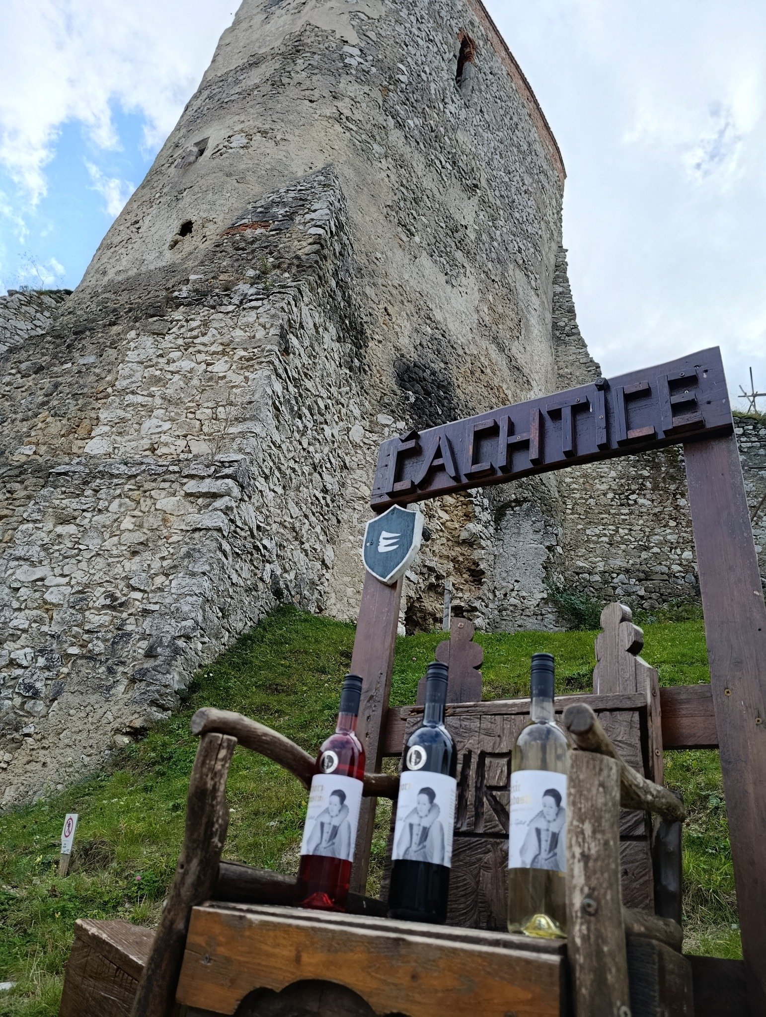 Čachtický hrad: Čachtický hrad spolupracuje s viacerými organizáciami a hlavne by sme radi spomenuli Vinárstvo Čachtické chotáre. Víno a jeho výroba je silno spätá s históriu hradu a panstva. Od nepamäti sa vínna rév