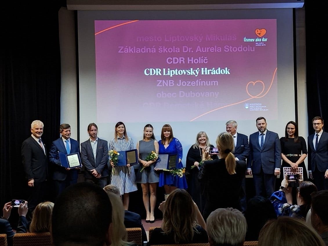 Mesto Liptovský Mikuláš: Získali sme ocenenie Spolu pre rodinu Mesto Liptovský Mikuláš sa stalo laureátom prestížneho ocenenia, ktoré odovzdáva občianske združenie Úsmev ako dar za mimoriadnu pomoc rodinám v náročných životn