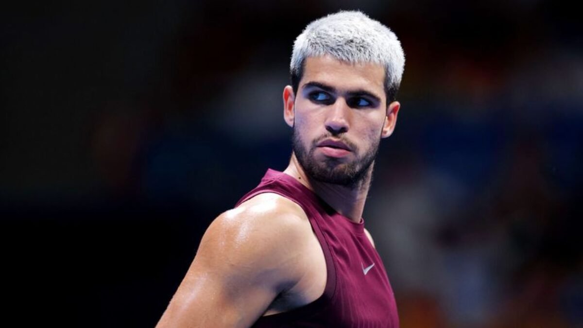 Alcarazove sťažnosti? Trénerka sa smeje, Djokovič sa pridáva ku kritike