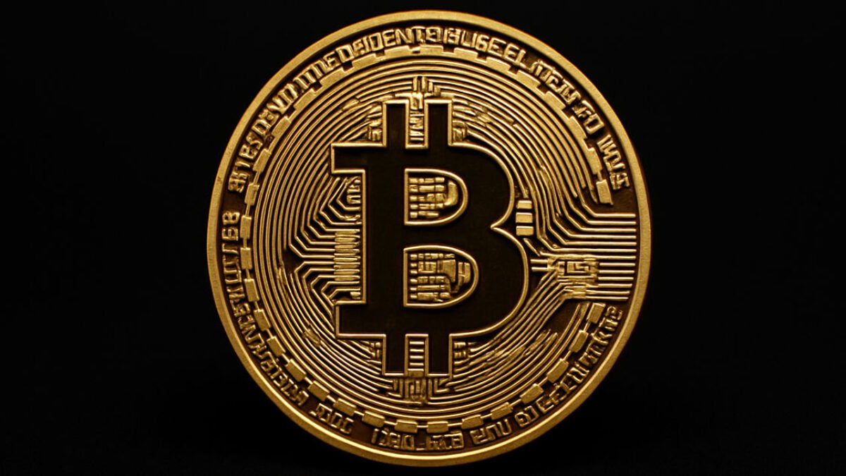Cena Bitcoinu Klesá na 118 000 Dolárov Uprostred Napätia v Obchode.