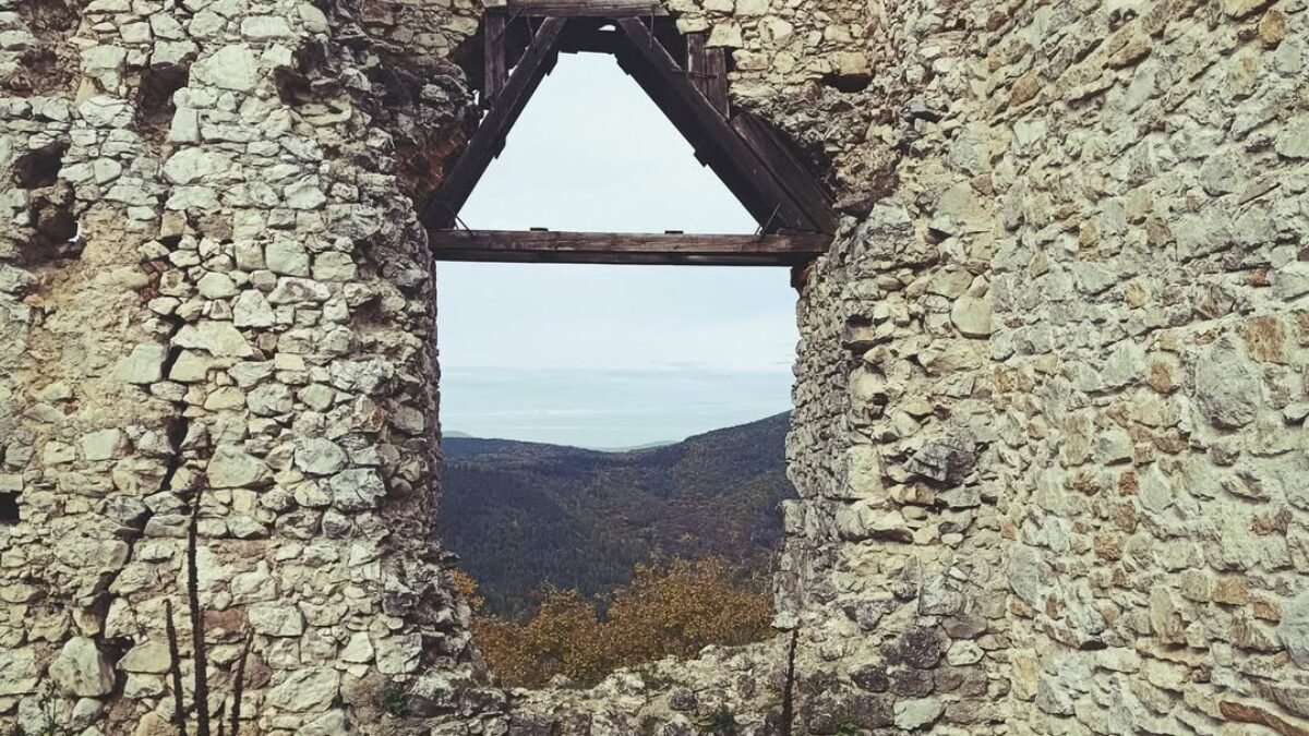 Čachtický hrad: Tomuto sa nedá odolať. Ešte stále je Čachtický hrad otvorený od utorka do nedele. V čase od 10:00 do 16:00. Zamysli sa a nájdi jedinečné miesto pre tvoju fotografiu.
