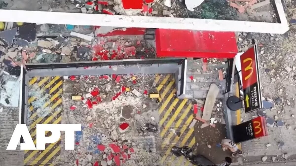 Dronové zábery odhaľujú zničenie po zemetrasení s magnitúdou 6,9 na Filipínach.
