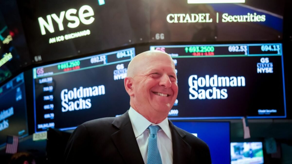 GettyImages-2224716001-e1760447369666.jpg Goldman Sachs vykázala rekordné tržby za 3. štvrťrok vo výške 15,18 miliardy dolárov, Solomon uvádza „zlepšené trhové prostredie“.