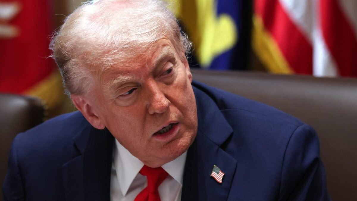 Trump zvýši clá na Čínu na 130 % a na budúci mesiac zavedie kontroly vývozu softvéru, obchodná vojna ožíva na úroveň blízku „Dňu oslobodenia“.