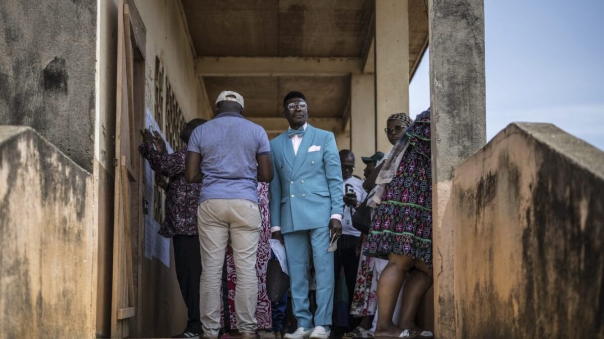 Príliš starý na vládnutie a nuda poznať za prezidenta len jeho: Kamerunskí mileniáli a generácia Z čelia ôsmemu funkčnému obdobiu ich 92-ročného vodcu.
