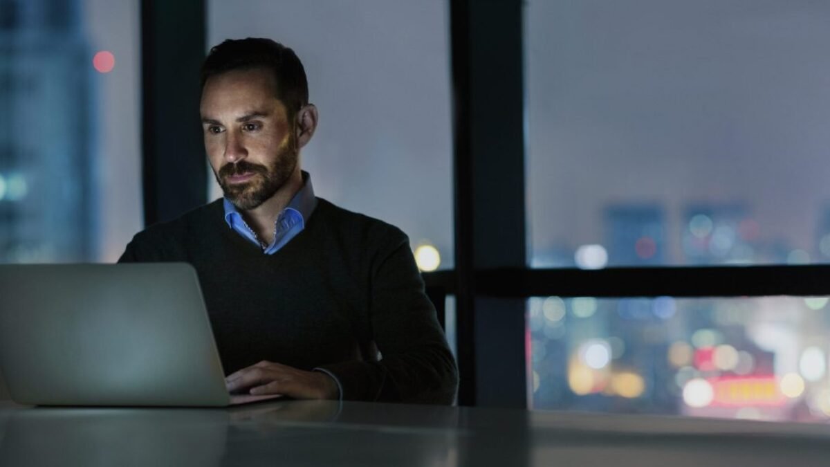 Šéf KPMG o neistote generálnych riaditeľov v súvislosti s clami, vznikajúcej „presýpacej“ štruktúre organizácií s využitím AI a veci, ktorá mu „úprimne nedá spávať“.