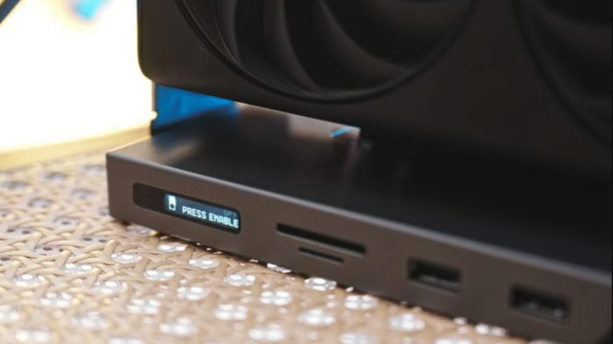 Je toto Rolls-Royce medzi eGPU dokmi? Humbird, neskutočne tenký a s dreveným dizajnom, má 500W GaN napájací zdroj, LCD displej, slot pre SSD, čítačky kariet a dokonca päticu USB portov.