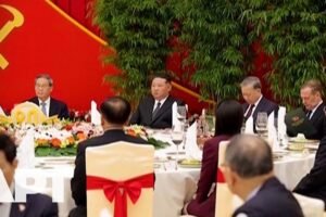 Kim Čong-un hostí zahraničné delegácie a predvádza raketu Hwasong-20. Kim Čong-un hostí zahraničné delegácie a predvádza raketu Hwasong-20.