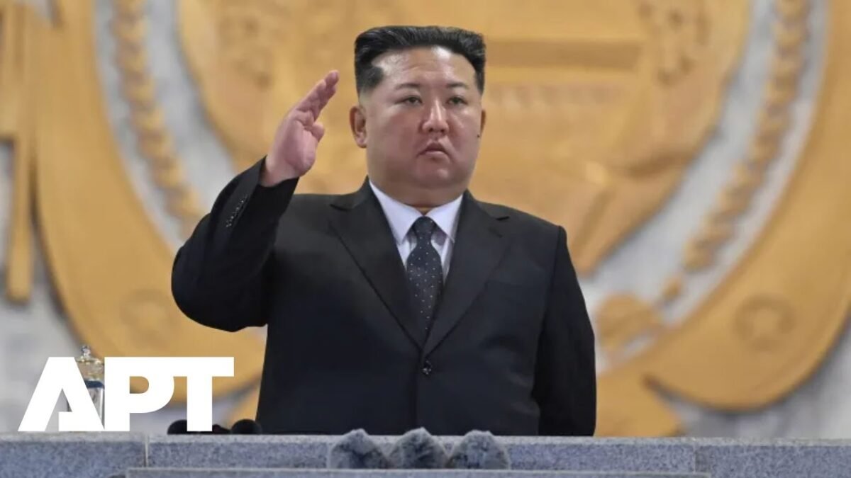 Kim Čong-un predviedol najsilnejšiu jadrovú zbraň Severnej Kórei na veľkolepej prehliadke.