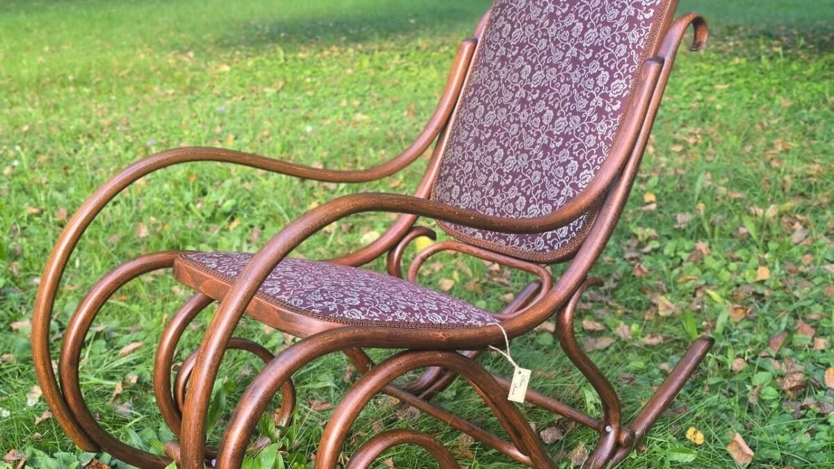 Martin Andraško: S veľkou radosťou vám predstavujem znovuzrodenie tohto nádherného hojdacieho kresla v štýle Thonet. Tento konkrétny kúsok, datovaný do rokov cca 1880–1920, je skutočný unikát a ja som mu vrátil pôvodn