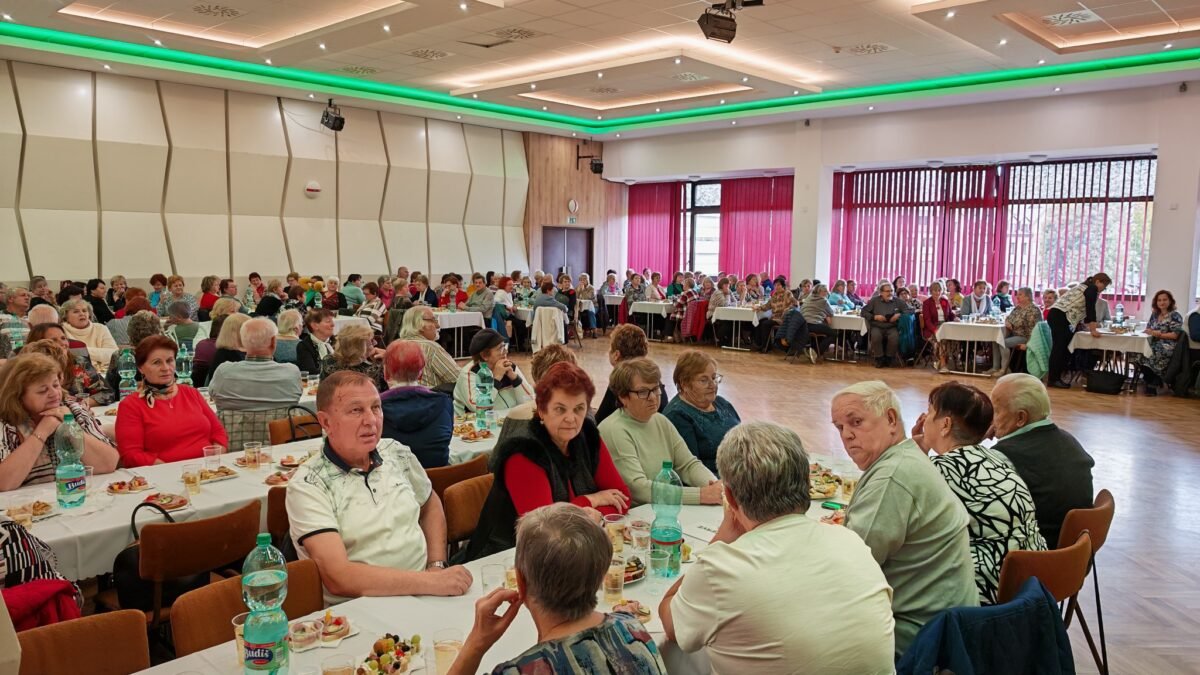 Mesto Čadca: SENIORI TO PORIADNE ROZTOČILI