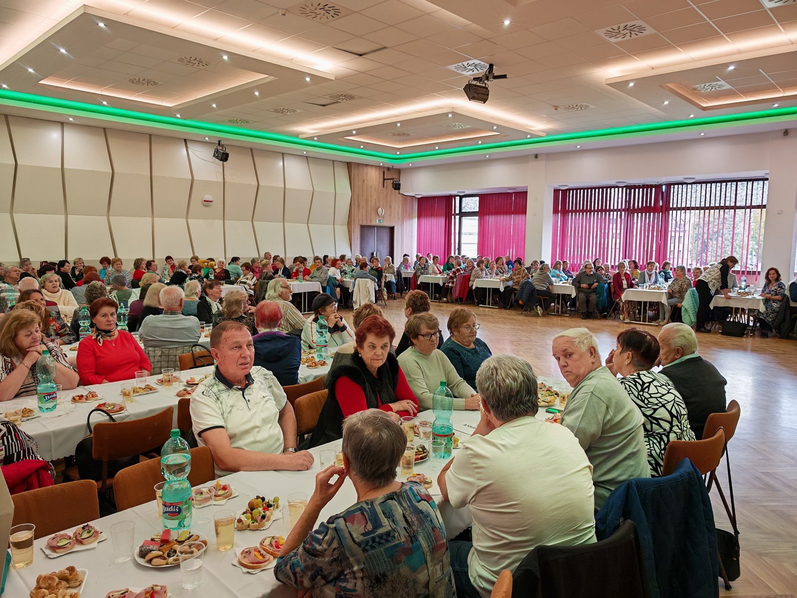 Mesto Čadca: SENIORI TO PORIADNE ROZTOČILI