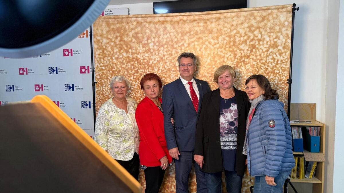 Mesto Hlohovec: Októbrový Deň seniorov 2025 priniesol do Hlohovca množstvo radosti a dobrej nálady. Dňa 8. októbra sa pri príležitosti Mesiaca úcty k starším uskutočnilo podujatie plné spevu, smiechu a priateľských s