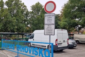 Mesto Piešťany: V časti parkoviska na Nálepkovej ulici, ktorá bola určená len pr...